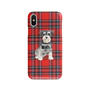 Könnte beinhalten: Eine Handyhülle aus rotem und schwarzem Tartan mit einer Aquarell-Illustration eines Zwergschnauzers, der eine Kamera hält.