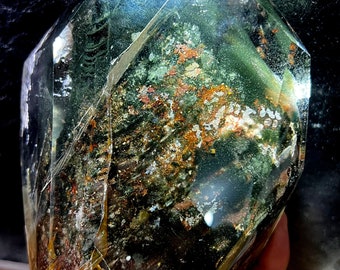 Spécimen de cristal fantôme de quartz vert, super beau cristal de 2150 g/cristal vert pyramidal fantôme