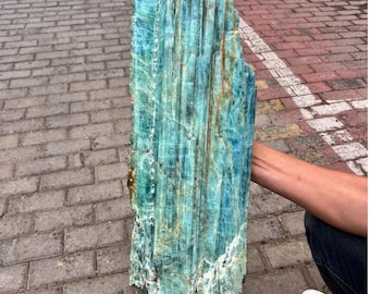 Ejemplar de cristal de aguamarina natural de 20 kg, gema azul grande.