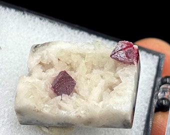 Colgante de cinabrio, gema natural de cinabrio, espécimen mineral de dolomita blanca n.° 878