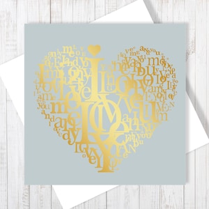 Corazón dorado creado a partir de las palabras "Tú y yo", tarjeta de felicitación de aniversario o de San Valentín con láminas doradas, interior en blanco
