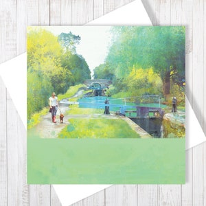 Tarjeta de felicitación moderna con paseos de verano por un canal, interior en blanco