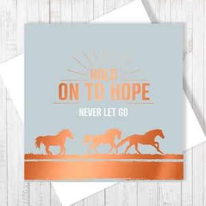 Tarjeta "Aferrarse a la esperanza": Caballos corriendo con elegante estampado de cobre, interior en blanco