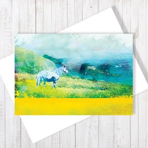 Cheval blanc se tenant dans un champ jaune doré surplombant la mer Carte de voeux moderne, petite carte A6, vierge à l'intérieur