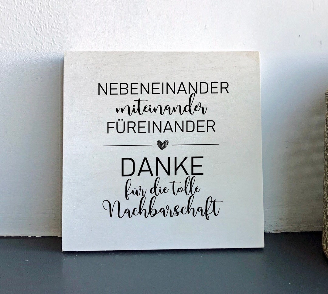 Holzschild nebeneinander, miteinander, füreinander Nachbarn