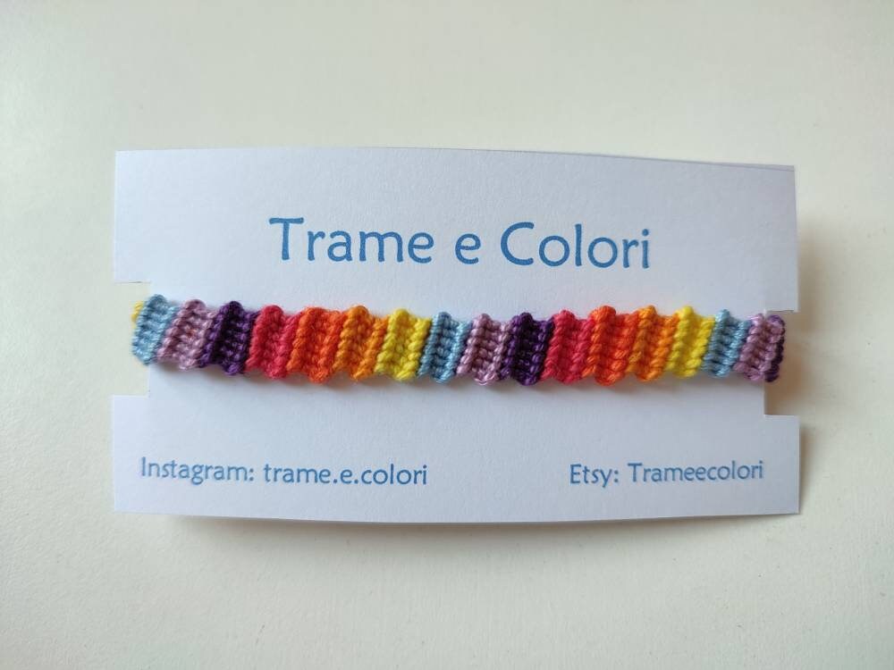 Pulsera de la amistad xenogénero con bandera LGBTQIA+ - Marcapáginas bohemio de macramé - Pulsera no binaria del mes del orgullo - Tienda LGBTQIA+