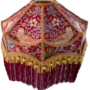 Maßgeschneiderte handgefertigte rot und gold 16 ”Vintage Lampenschirm mit William Morris Erdbeerdieb.