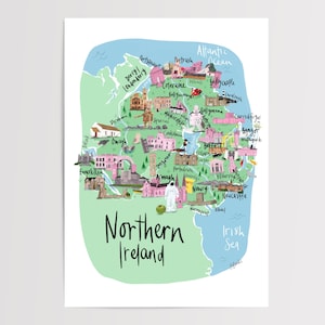 Może przedstawiać: Kolorowa mapa Irlandii Północnej, z ręcznie rysowanymi ilustracjami zabytków i miast. Mapa zawiera tekst "Northern Ireland" pogrubioną czcionką, z Morzem Irlandzkim i Oceanem Atlantyckim.