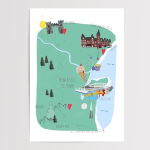 Könnte beinhalten: Eine farbenfrohe, illustrierte Karte von Newcastle Co. Down mit Sehenswürdigkeiten wie dem Slieve Donard Hotel, Tollymore und Tropicana. Die Karte zeigt eine Route, Bäume, Berge und ein Eis. Der Text "Newcastle Co. Down" ist sichtbar.