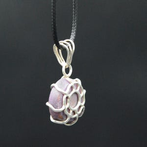 K&ouml;nnte beinhalten: Rustikales Holzschild mit dem Text "Welcome to our home" in wei&szlig;er Schrift. Das Schild hat eine Used-Optik und ein schlichtes, einladendes Design, ideal f&uuml;r die Dekoration der Haust&uuml;r.