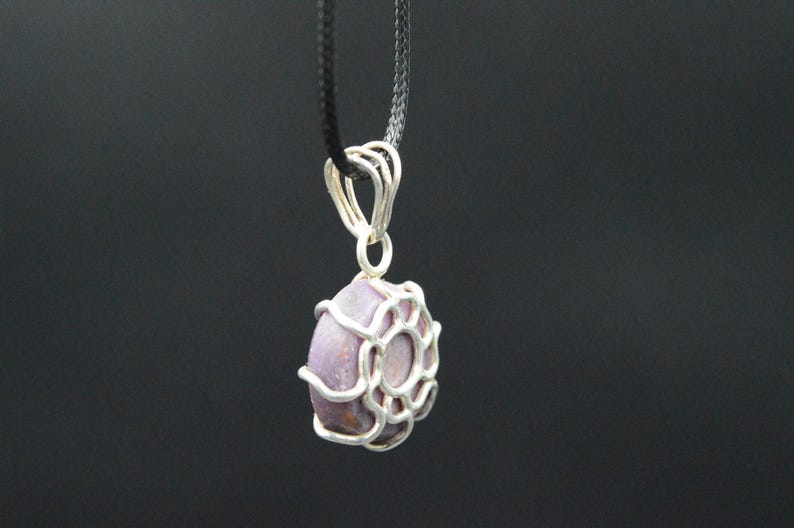 K&ouml;nnte beinhalten: Rustikales Holzschild mit dem Text "Welcome to our home" in wei&szlig;er Schrift. Das Schild hat eine Used-Optik und ein schlichtes, einladendes Design, ideal f&uuml;r die Dekoration der Haust&uuml;r.