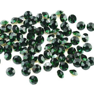 0.05 EUR/piece. Rhinestones in emerald 3.8 mm, 50 pieces.