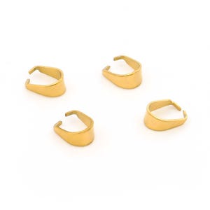 Op de afbeelding: Vier goudkleurige metalen knijpborgers voor het maken van sieraden. Elke borgring heeft een glad, gebogen, U-vormig ontwerp met twee kleine tandjes aan de bovenkant voor het bevestigen van hangers. Het metaal heeft een gepolijste afwerking.