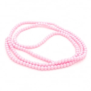 Könnte beinhalten: Eine Kette aus rosa Glasperlen.