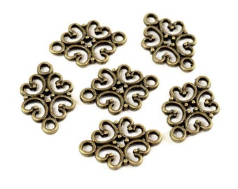 Puede incluir: Seis encantos de metal dorado antiguo con un diseño de filigrana decorativo. Cada encanto tiene un bucle en la parte superior para sujetarlo a joyas u otras manualidades.