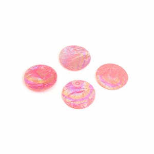 Peut inclure: Quatre perles rondes roses et jaunes iridescentes. Chaque perle présente un motif tourbillonnant et une finition brillante. Les perles sont disposées sur un fond blanc, mettant en valeur leurs couleurs et textures vibrantes. Idéal pour la création de bijoux.