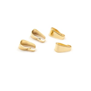 Könnte beinhalten: Vier goldfarbene Anhängerbügel, jeweils mit einer gebogenen, rechteckigen Form und einer kleinen Schlaufe. Die Bügel sind auf weißem Hintergrund angeordnet und zeigen ihr schlichtes Design und ihre metallische Oberfläche. Ideal für die Schmuckherstellung.