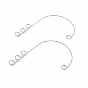 Può includere: Due strumenti metallici argentati e curvi. Ogni strumento ha una serie di tre piccoli anelli su un'estremità e un anello più grande sull'altra. Gli strumenti sono posizionati su uno sfondo bianco.