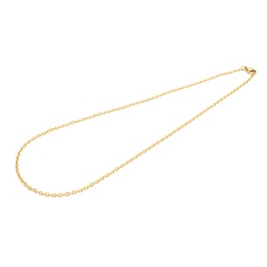 Könnte beinhalten: Eine goldene Kettenkette mit einem zarten, verlinkten Design.