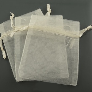 0,37 EUR/Stk. 10 Organzasäckchen in creme weiß, 9  x 7 cm