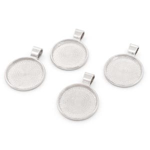 Puede incluir: Cuatro colgantes plateados con un diseño circular. Cada colgante tiene un lazo en la parte superior para sujetar una cadena o cordón. Los colgantes están vacíos, listos para personalizar con resina, fotos u otros adornos.
