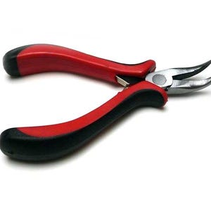 Könnte beinhalten: Eine Zange mit rot-schwarzen Griffen und gebogenen, silberfarbenen Metallbacken. Diese Präzisionswerkzeuge sind für Detailarbeiten konzipiert, möglicherweise für die Schmuckherstellung oder Elektronik.
