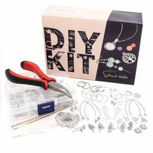 Könnte beinhalten: Ein DIY-Schmuckbastelset mit einer Vielzahl von silberfarbenen Metall-Anhängern, Perlen und Fundstücken. Das Set enthält eine Zange, eine transparente Plastik-Aufbewahrungsbox und eine Schachtel aus Pappe mit dem Aufdruck "DIY KIT". Das Set enthält auch eine Kette, Ohrhaken und eine Vielzahl anderer Schmuckbastelutensilien.