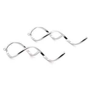 Pode incluir: Dois componentes de metal prateado para brincos com um design de fita longa, fina e em espiral. Cada peça tem uma superfície lisa e reflexiva com um pequeno laço circular na extremidade superior para fixação, criando uma forma ondulada.