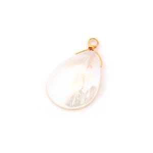 Pärlemorhänge, trochusskal, droppformad, 25 x 18 mm, med guldfärgad bezel, 1 st.