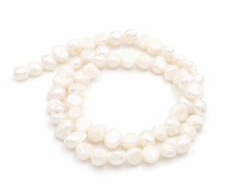 0,24 EUR/pièce. Perles de culture d'eau douce blanches 7x5x5 mm 1 fil de Vintageparts pour la confection de bijoux