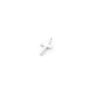 Può includere: Un ciondolo a forma di croce in argento. La croce è semplice ed elegante, con una finitura liscia e lucida.