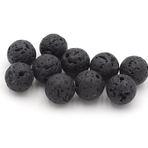 Peut inclure: Dix perles rondes en pierre de lave noire. Les perles ont une surface rugueuse et texturée.