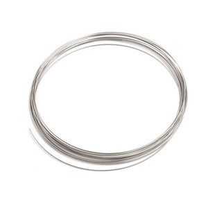 Op de afbeelding: Een spoel zilverkleurig draad, perfect voor knutselen en sieraden maken.