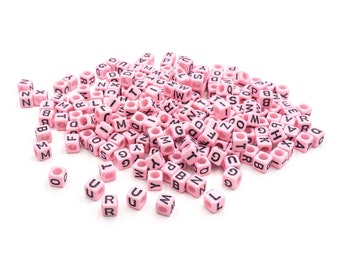 0,03 EUR/pièce. Perles de lettres en forme de cube en acrylique rose, 200 pièces