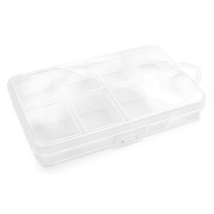 Puede incluir: Una caja de almacenamiento de plástico transparente con tapa abatible y asa. La caja tiene ocho compartimentos.