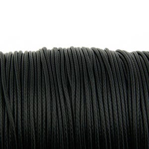 Könnte beinhalten: Nahaufnahme einer Spule mit schwarzem Kordel. Die Kordel ist eng gewickelt und zeigt eine strukturierte Oberfläche. Die schwarze Farbe ist über die gesamte Kordel gleichmäßig, was auf ein haltbares Material für verschiedene Bastelprojekte hindeutet.