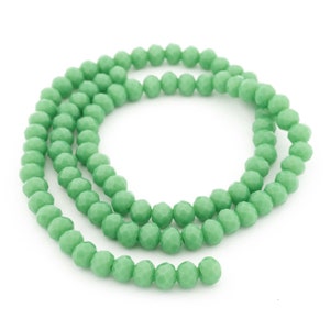0,03 EUR/pièce. Perles taillées en verre vert pomme 6 x 4 mm 1 brin avec 90 perles Pièces vintage pour fabriquer des colliers de perles, des perles pour colliers image 1