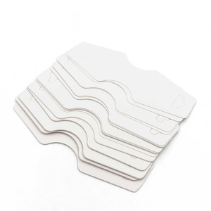 0,13 euros/unidade. Etiquetas de papelão branco para colares e pulseiras 95 mm 20 peças