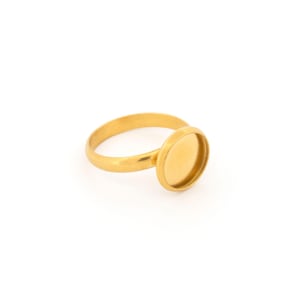 Op de afbeelding: Een goudkleurige ring met een ronde bezel setting. De ring heeft een eenvoudige band en een cirkelvormige setting die is ontworpen om een steen of ander sieraad vast te houden. De ring wordt tegen een witte achtergrond getoond.