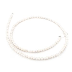 Può includere: Una collana di piccole perle bianche e rotonde. Le perle sono infilate insieme. Lo sfondo è bianco, evidenziando il colore e la forma delle perle. Ideale per la creazione di gioielli.