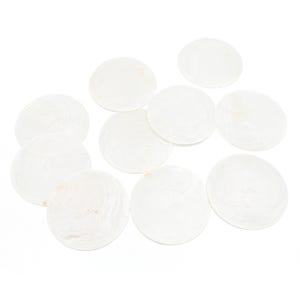 Op de afbeelding: Een verzameling van tien ronde, witte, decoratieve, papieren onderzetters.