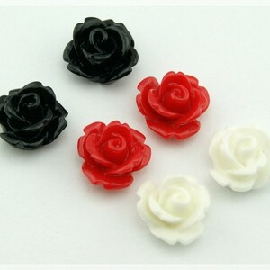 0,38 EUR/ud. 6 floretes engastados en cabujón de 10 mm en negro, blanco y rojo