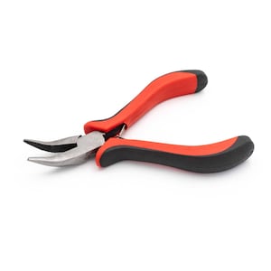 Könnte beinhalten: Gebogene Spitzzange. Die Zange hat einen silberfarbenen Metallkopf und rot-schwarze Griffe. Die Griffe sind für einen bequemen Griff konzipiert. Das Werkzeug ist für Präzisionsarbeiten konzipiert.