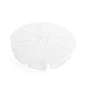 Op de afbeelding: Een ronde, transparante plastic opbergdoos met acht individuele, wigvormige vakjes die rond een centraal punt zijn gerangschikt. Elk vakje is voorzien van een scharnierend deksel dat onafhankelijk van de andere kan worden geopend.