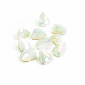 0.33 EUR/piece Vintageparts DIY faceted beads as triangle in mint color 8 x 6 mm 10 pieces