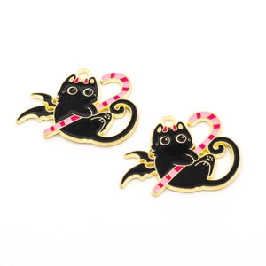 Pendant black cat with candy cane 23 x 31 mm made of enamel in gold-colored frame 2 pieces Vintageparts make your own jewelry
