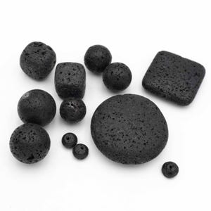 Könnte beinhalten: Ein Set aus drei Keramikbechern mit gesprenkelter, matter Oberfläche. Die Becher sind in Creme-, Hellgrau- und Dunkelgrautönen gehalten. Jeder Becher hat ein schlichtes, modernes Design und einen abgerundeten Henkel.