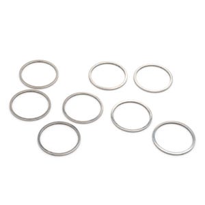 Może przedstawiać: Osiem srebrnych metalowych pierścieni o różnych rozmiarach. Pierścienie są rozrzucone na białym tle.