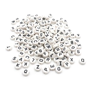 0,05 EUR/ud. cuentas blancas con letras esmaltadas en negro 10 mm 200 piezas