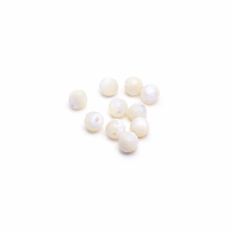 0,46 EUR/pièce. perles de coquillage à facettes en blanc 6 mm 10 pièces de Vintageparts bijoux DIY image 1